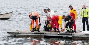 Tuffo nel lago di Como per festeggiare la fine della scuola: muore 15enne